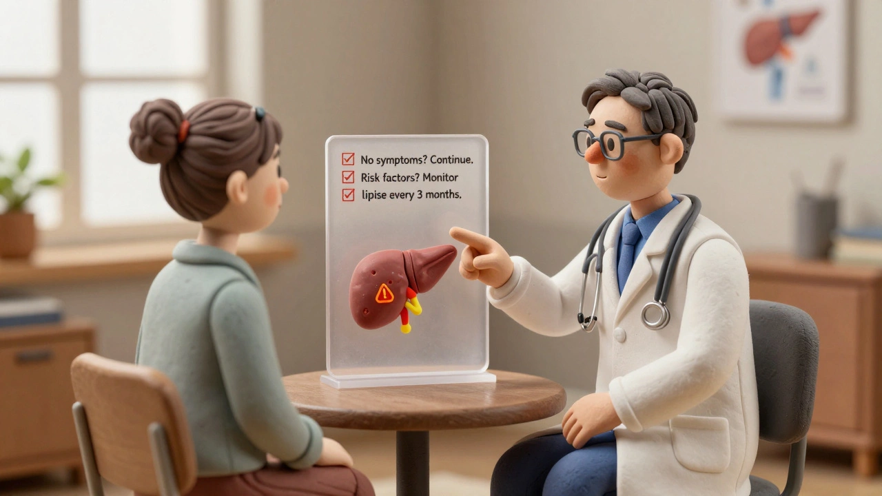 Un médecin et un patient en consultation, regardant un modèle 3D du pancréas avec un plan de surveillance visuel.